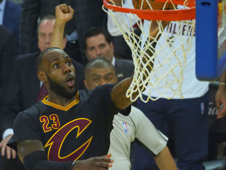 Look LeBron's 1sthalf shooting chart is insane