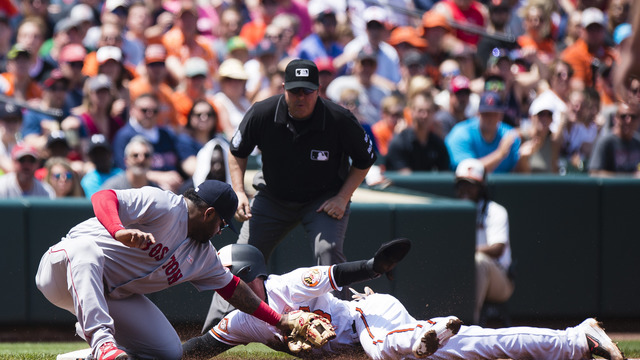 Sale doesn't fault Sandoval for shaky 1st inning: 'Mistakes are going to happen'