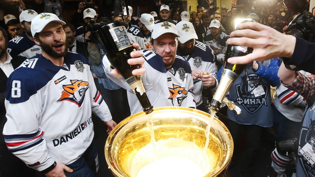 Wojtek Wolski back on ice 8 months after breaking neck in KHL game