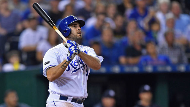 Report: Royals pursuing Moustakas on 1-year deal