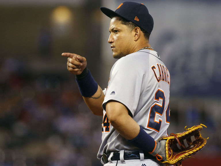 Watch: Miguel Cabrera rewards young fan for ditching Mike Trout jersey