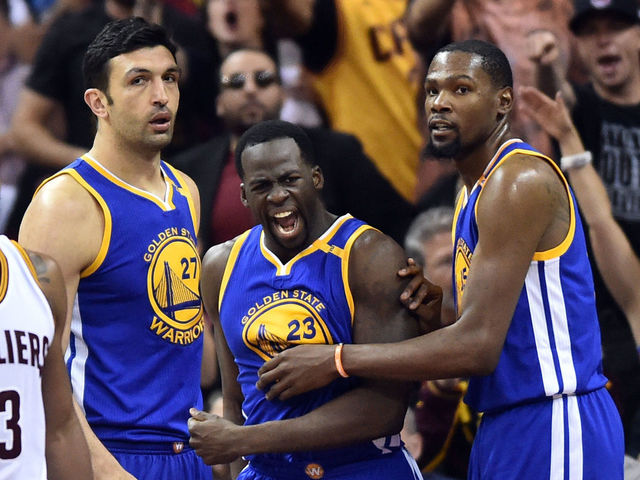 Watch: Draymond receives tech after KD fails to restrain him