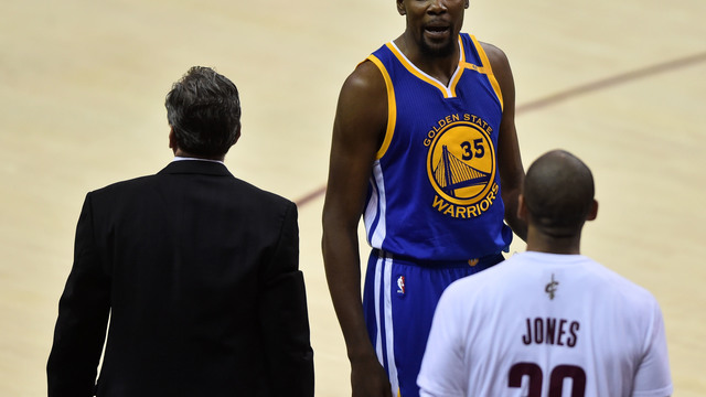 Watch: Dahntay Jones gets T'ed up for jawing at Durant from bench