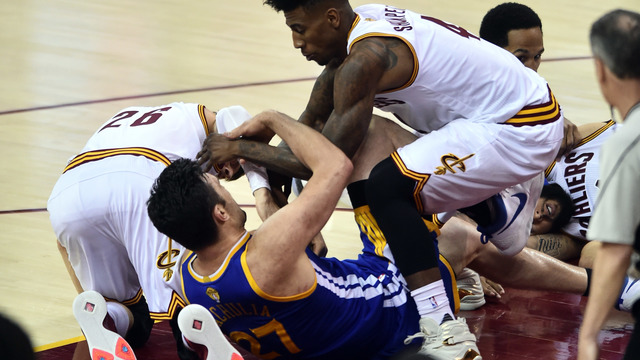 Watch: Zaza jabs at Shumpert's groin, extracurriculars ensue