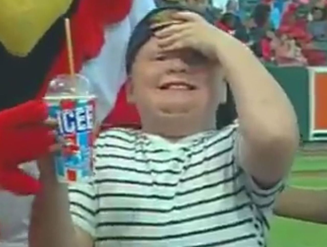 MLB fans react to pitcher's insane brain freeze