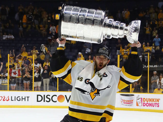 Watch: Fleury hands Stanley Cup to Murray
