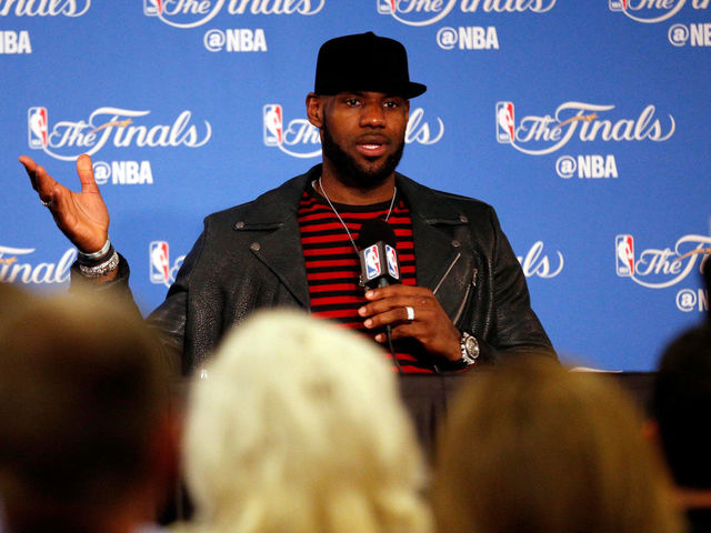 LeBron takes shot at Trump in Charlottesville tweet