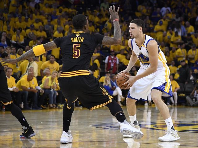 Klay Thompson inviting lucky toaster-wielding fan to parade