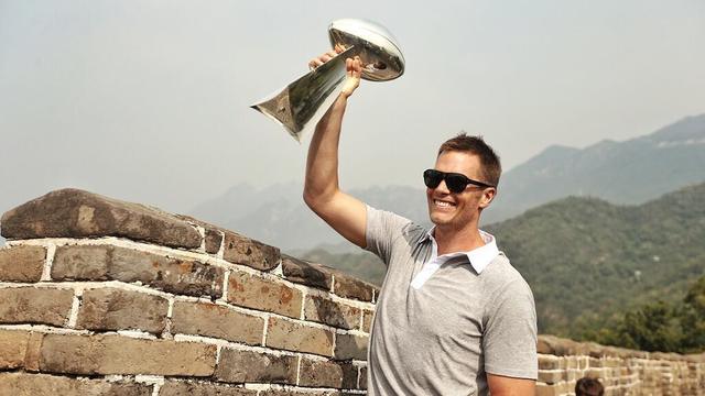 Brady, Lombardi Trophy visit Great Wall of China