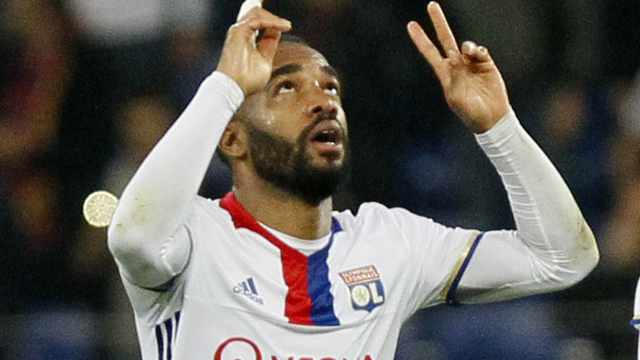 Report: Arsenal submits €50M bid for Lacazette