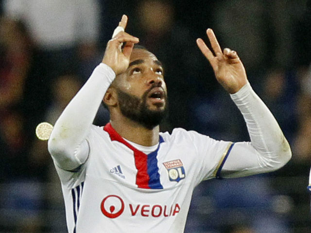 Report: Arsenal submits €50M bid for Lacazette