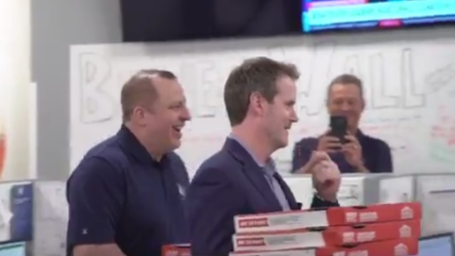 Watch: Thibodeau delivers pizza to Wolves' front-office staff
