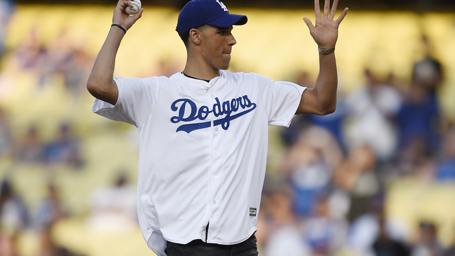 Watch: Lonzo Ball tosses out 1st pitch at Dodgers game