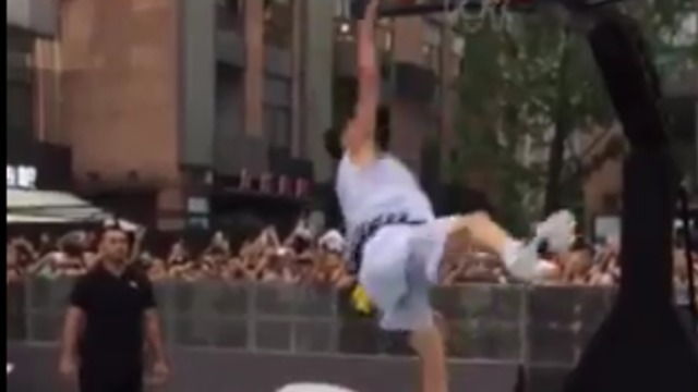 Watch: Klay's 360 dunk attempt goes horribly wrong