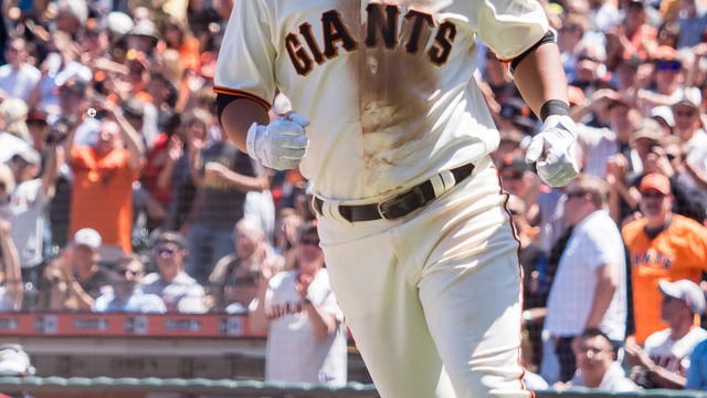 Watch: Giants' Hwang homers for 1st MLB hit, prompting a slick bat drop