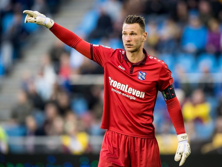 Swansea steps up goalkeeping competition with Mulder grab | theScore.com