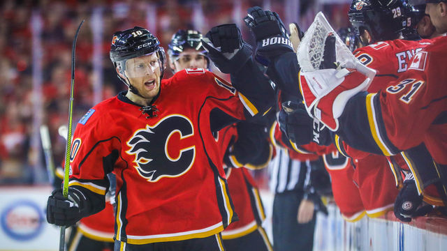 Flames sign Versteeg to 1-year extension