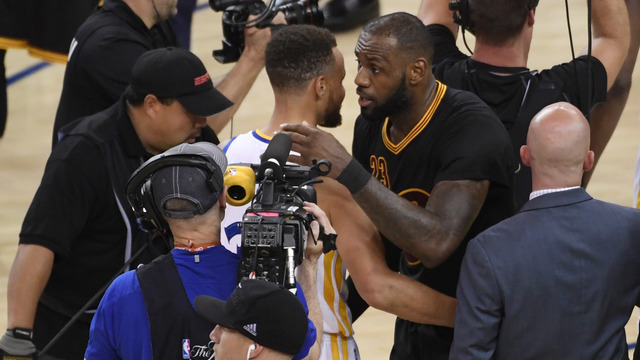 LeBron congratulates Curry on record-setting contract