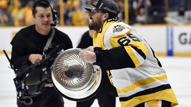 Maple Leafs sign Ron Hainsey to 2-year deal worth $6M