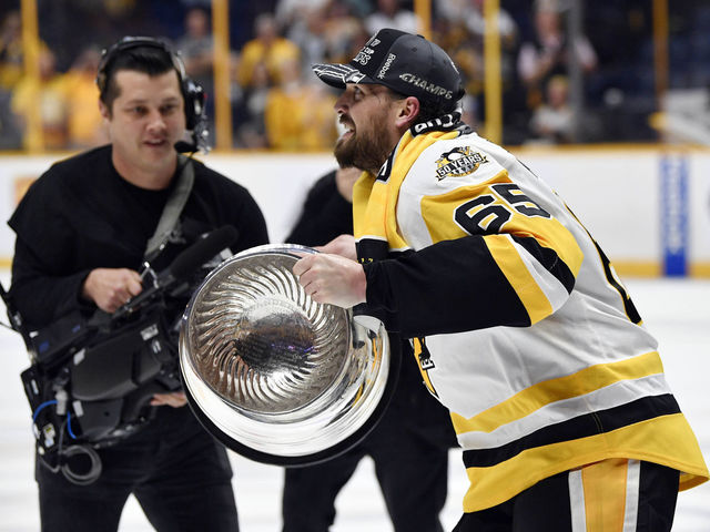 Maple Leafs sign Ron Hainsey to 2-year deal worth $6M