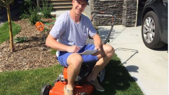 Look: Pysyk signs contract while mowing lawn