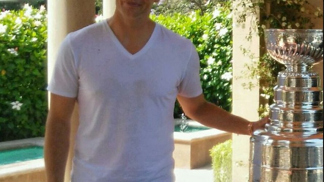 Tom Brady touches Stanley Cup, deeply upsets Pittsburgh fans