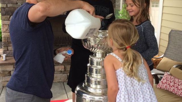 Look: Chris Kunitz serves kids cereal in Stanley Cup