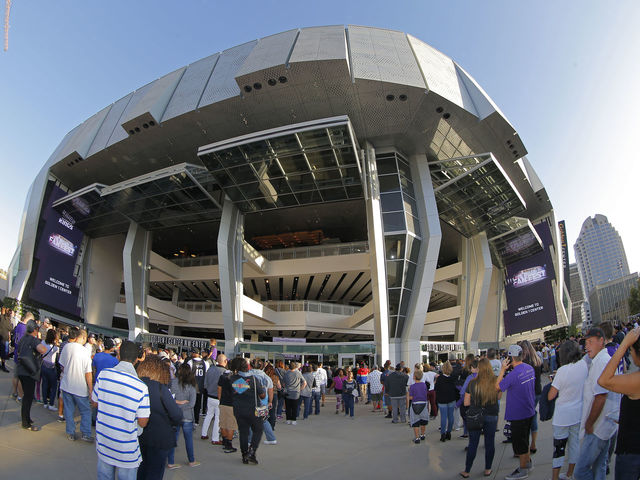 Kings get thousands of fans to watch summer league game on big screen