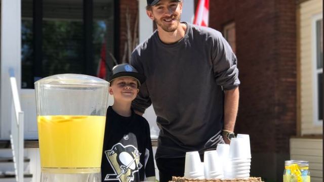 Look: Matt Murray shows up to young fan's lemonade stand