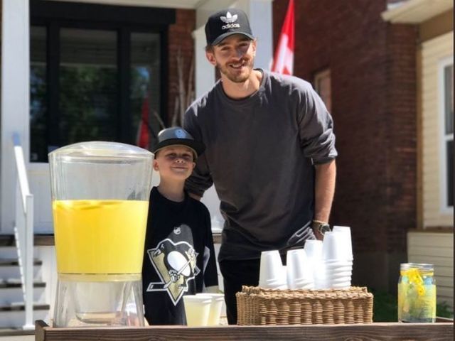 Look: Matt Murray shows up to young fan's lemonade stand