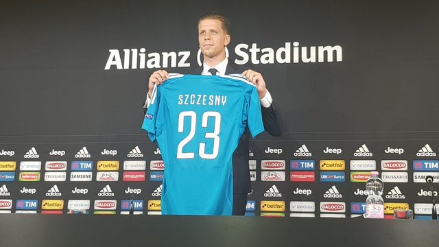Juventus recruits Szczesny as long-term Buffon replacement