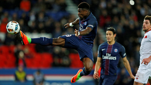 Report: United eyes Aurier as alternative to pricey Fabinho deal