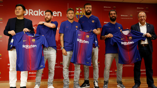 Pique posts picture with Neymar, claims Brazilian will stay at Barcelona