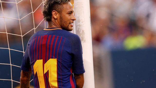 Neymar enduring 'massive headache' over PSG bid, says former teammate