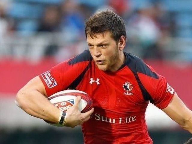 Eagles sign Canadian rugby player Zaruba as tight end