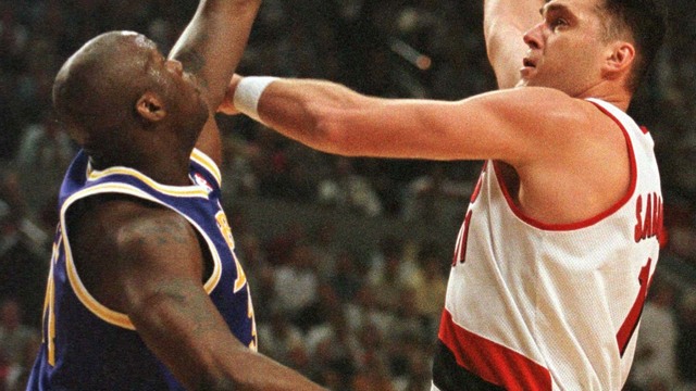 Watch: Arvydas Sabonis effortlessly drills half-court sky hook