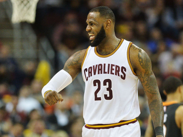 LeBron congratulates Joe Thomas on reaching 10,000 consecutive snaps
