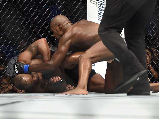 Cormier concussed in loss to Jones; coach upset about post-fight interview