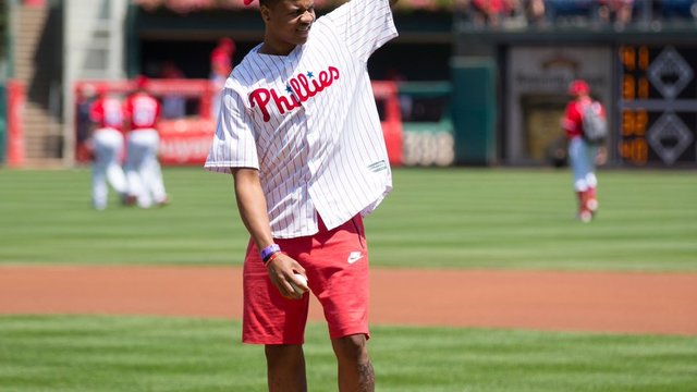 Fans chant 'Trust the process' while Fultz throws 1st pitch at Phillies game