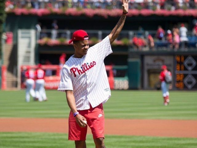 Fans chant 'Trust the process' while Fultz throws 1st pitch at Phillies game