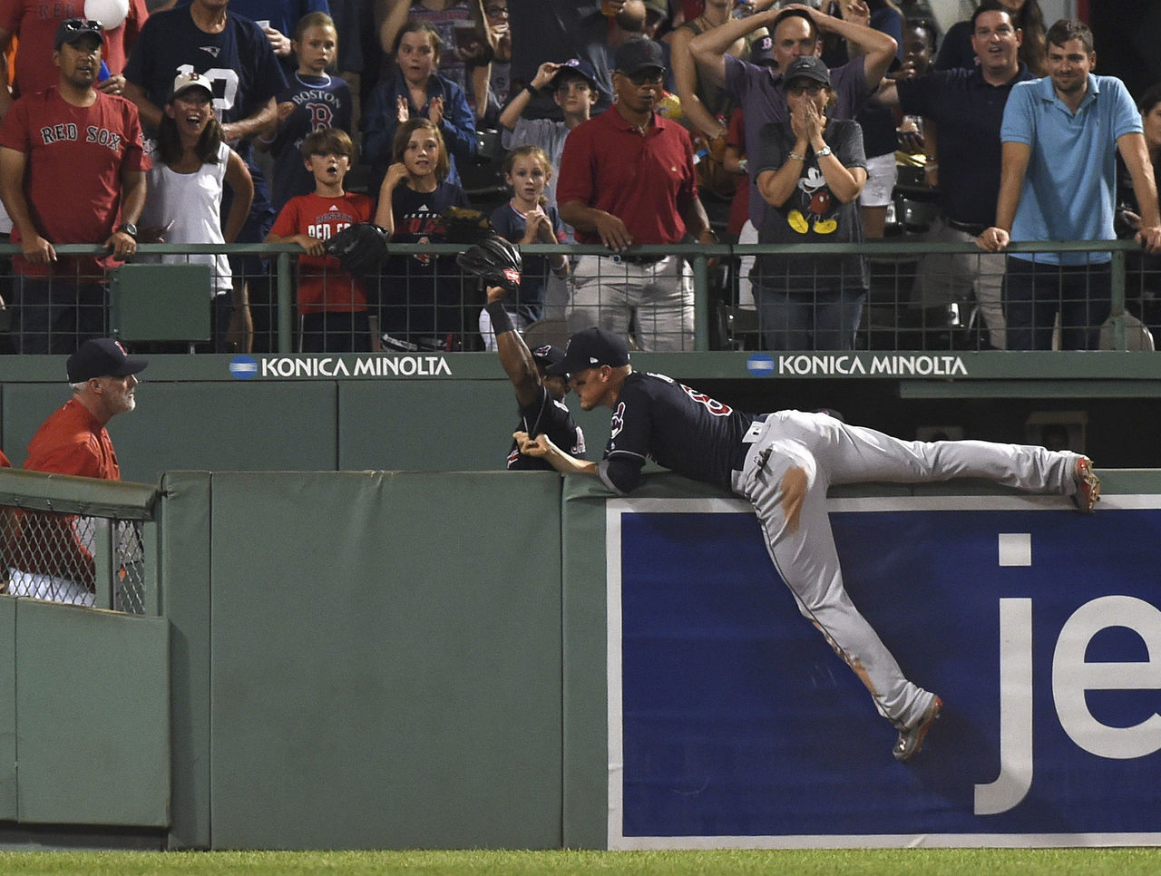 Austin Jackson jumps over wall and into Fenway bullpen to rob home run