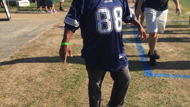 Eagles shut down fan's attempt to wear Cowboys jersey to practice