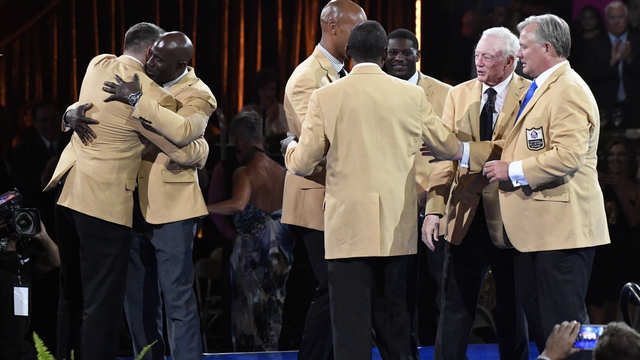 Look: HOF inductees receive gold jackets ahead of enshrinement