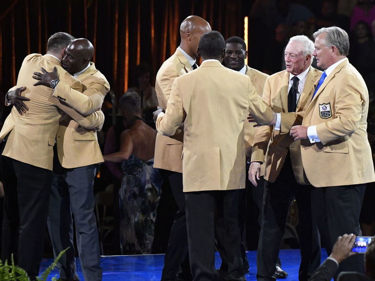 Look HOF inductees receive gold jackets ahead of enshrinement