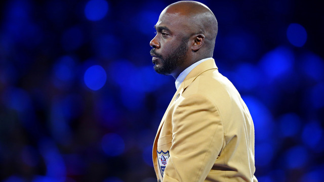 Marshall Faulk's name was misspelled in HOF gold jacket