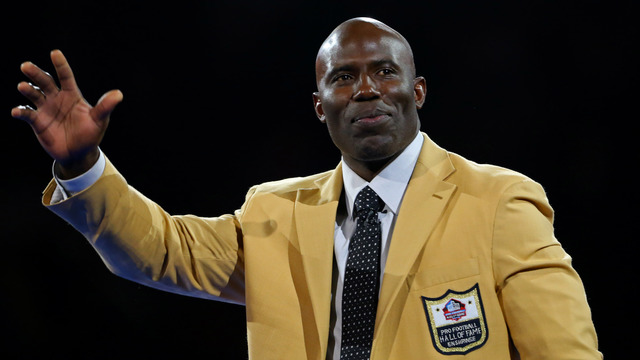 Davis recalls unlikely story of his 1st play during induction speech