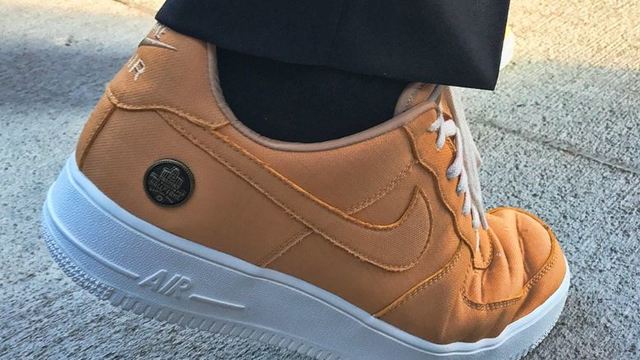 Jerry Jones rocks custom Air Force 1's at HOF ceremony