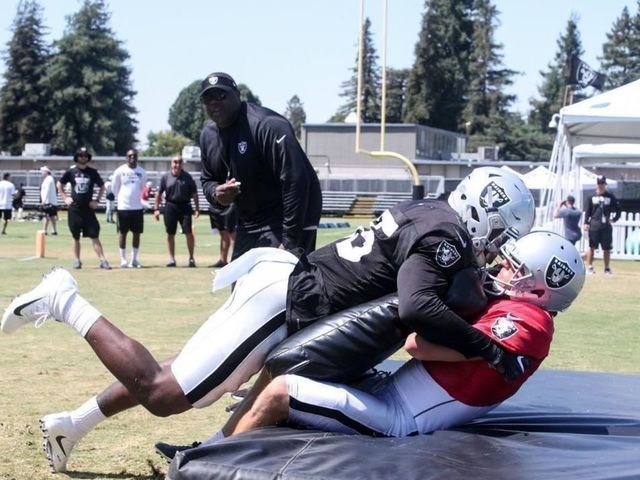 Raiders kicker Tavecchio channels his inner D-lineman in practice