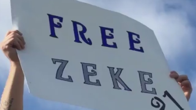 Watch: Cowboys fan brings 'Free Zeke' sign to training camp