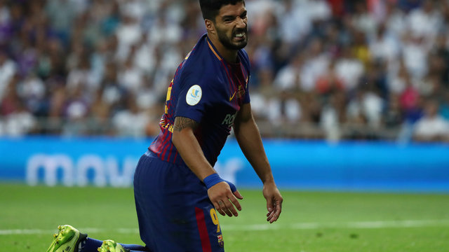 Suarez out 4 weeks with knee injury